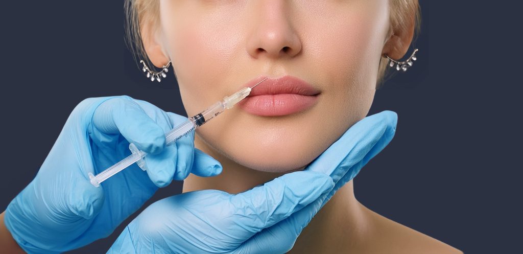 Tratamiento de ácido hialurónico facial en clínica estética de Santander y Valladolid, logrando transformación del rostro con volumen y rejuvenecimiento natural.