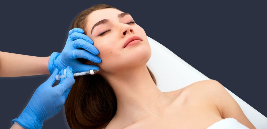 Aplicación de inductores de colágeno facial en clínica estética en Santander y Valladolid, tratamiento para mejorar firmeza y elasticidad de la piel.