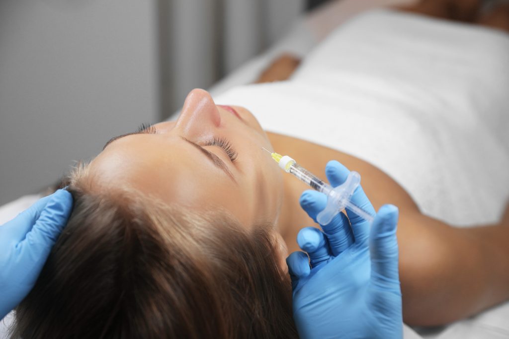 Tratamiento facial con inductores de colágeno en clínica estética de Santander y Valladolid para reactivar la piel y mejorar firmeza natural.