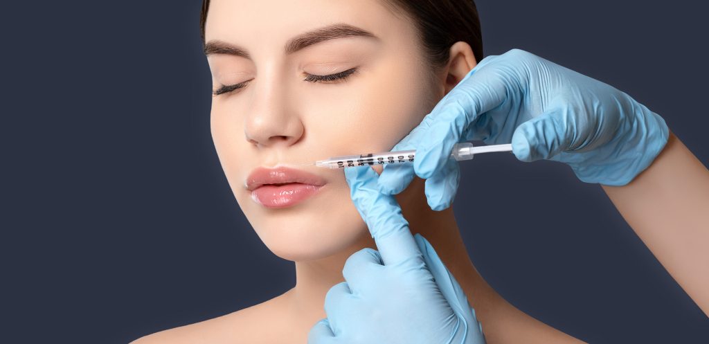 Tratamiento de ácido hialurónico para labios en clínica estética de Santander y Valladolid, aumentando volumen y definición de forma natural.