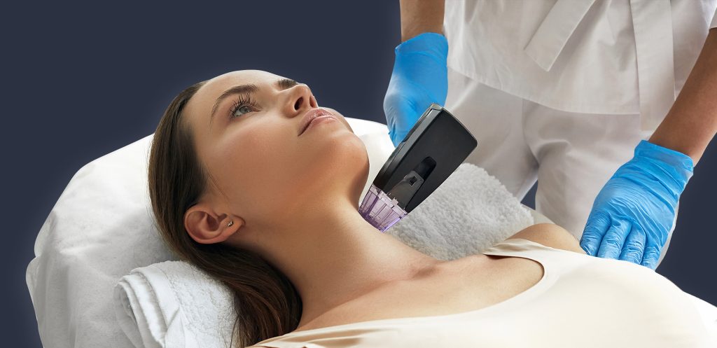 Aplicación de radiofrecuencia facial en clínica estética de Santander y Valladolid para mejorar firmeza, elasticidad y rejuvenecer la piel.