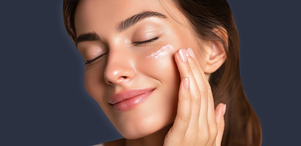 Mujer realizando rutina facial en casa después de un tratamiento estético en clínica, aplicando crema hidratante sobre el rostro