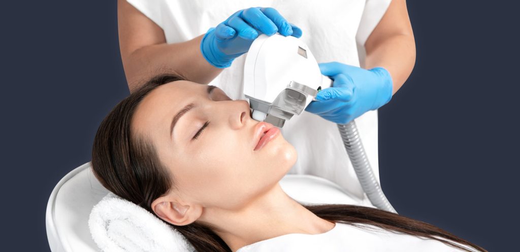 Tratamiento de luz pulsada intensa (IPL) en clínica estética de Santander y Valladolid, mejorando manchas, rojeces y textura de la piel.